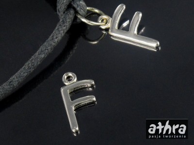 Zawieszka z mosiądzu, posrebrzana  literka "F", LITF/S