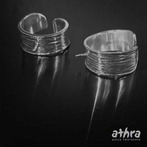 www_athra_pl_M64/1/O pierścionek obrączka oksydowana z bolcem do wklejenia kamienia