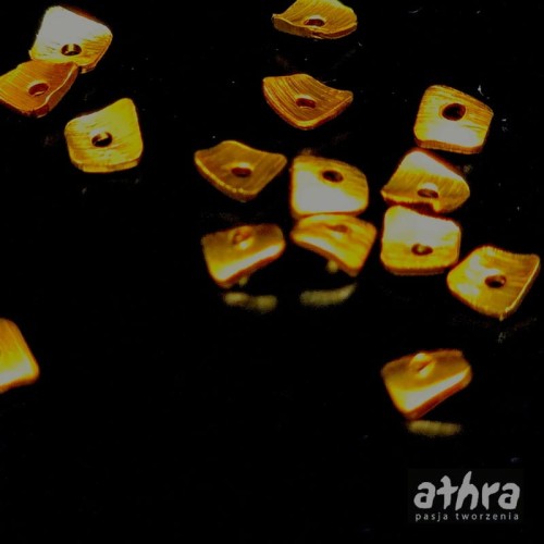 www_athra_pl_BLF4X4/D kwadrat z jednym otworem wygiety satynowy pozłacany