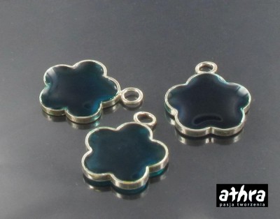Kwiatek srebrny wypełniony emalią zielony