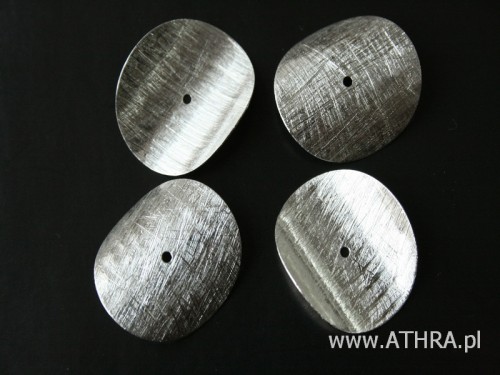 www_athra_pl_BLF24 srebrna satynowa blaszka wygięta z jednym otworem próba ag 925